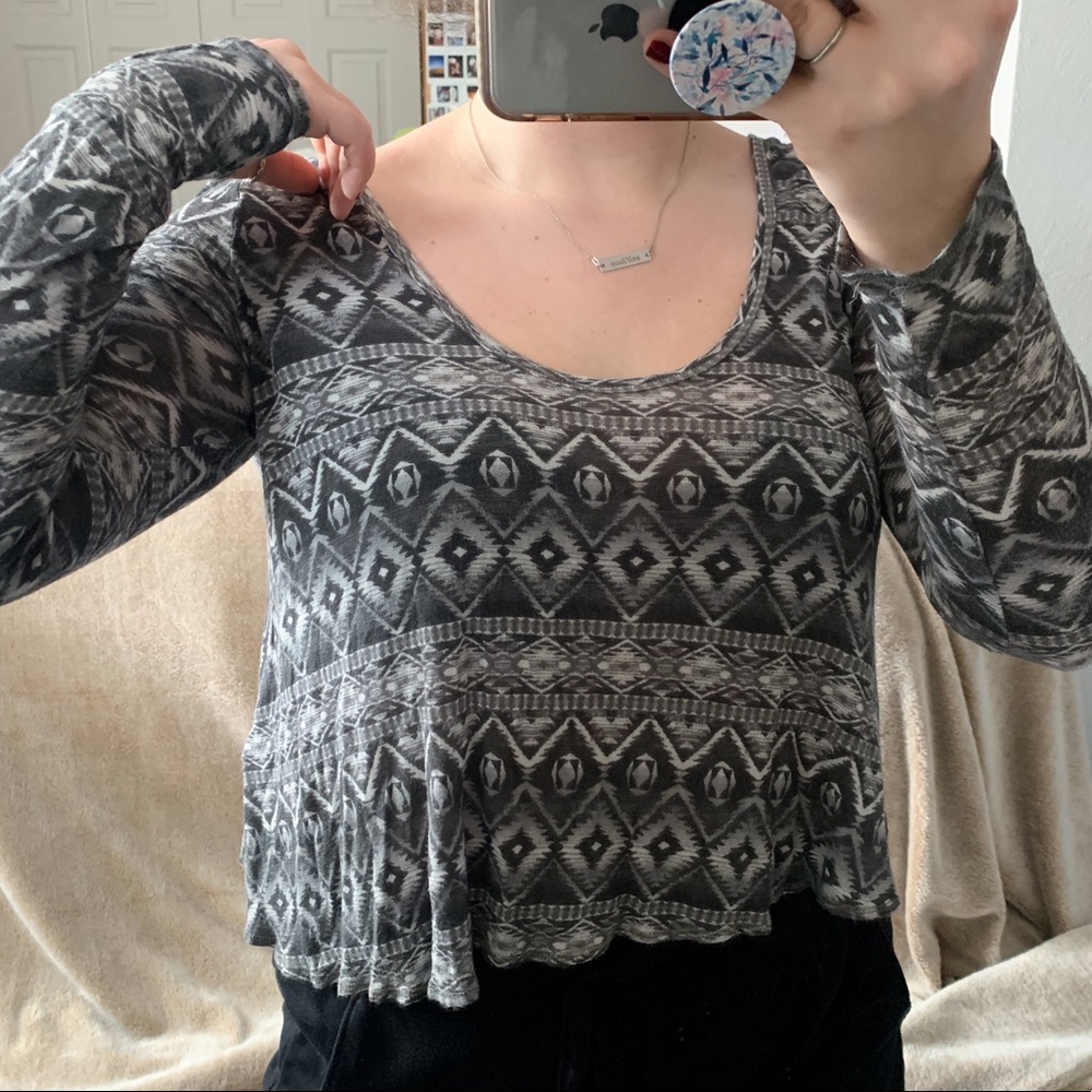 🍊3/$10 Hollister Aztec Long Sleeve Crop Top